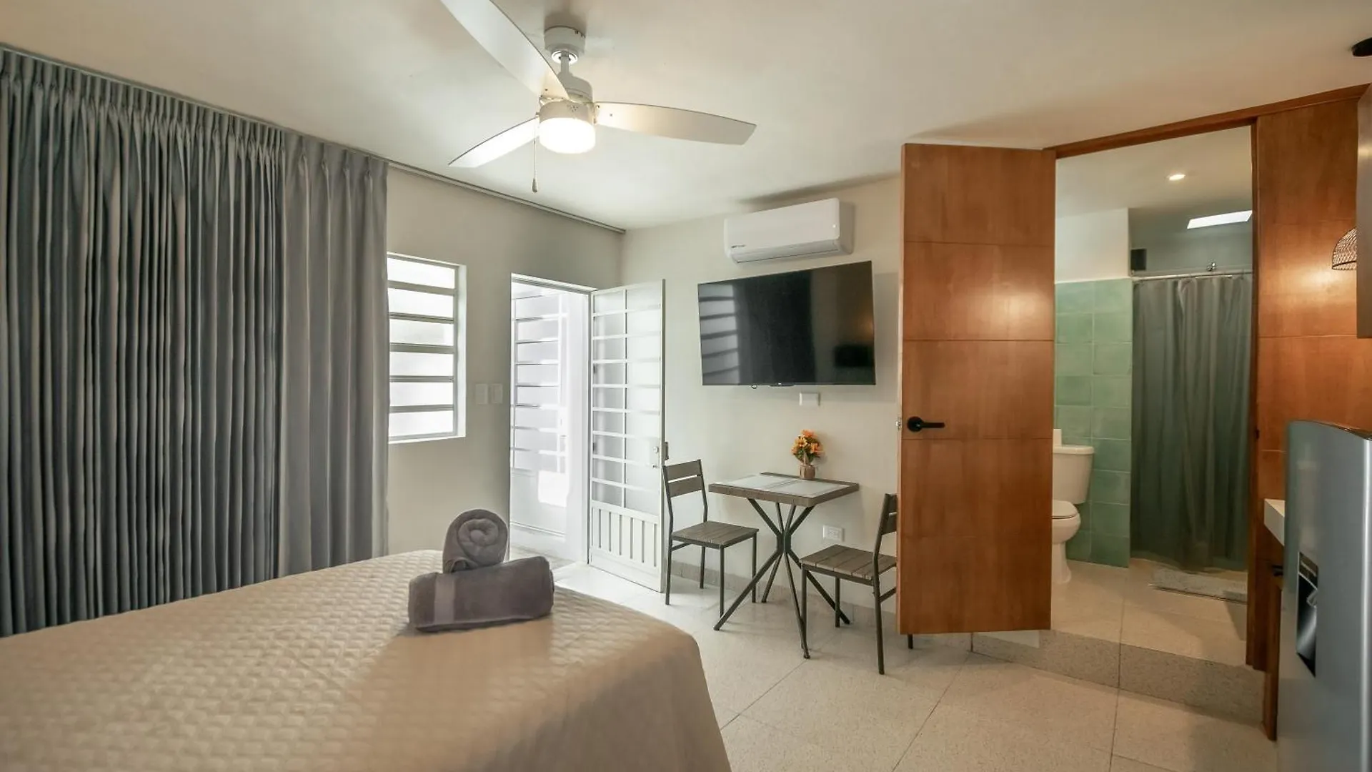 Holiday home Quaint! Ample 4 Bedroom 4Bathroom, Pool, Wifi, One Block From Park Aleman Merida