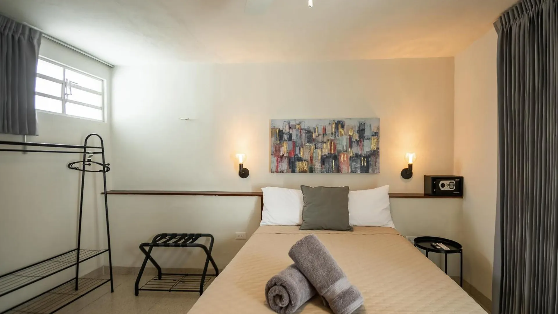 Quaint! Ample 4 Bedroom 4Bathroom, Pool, Wifi, One Block From Park Aleman Merida Mexico