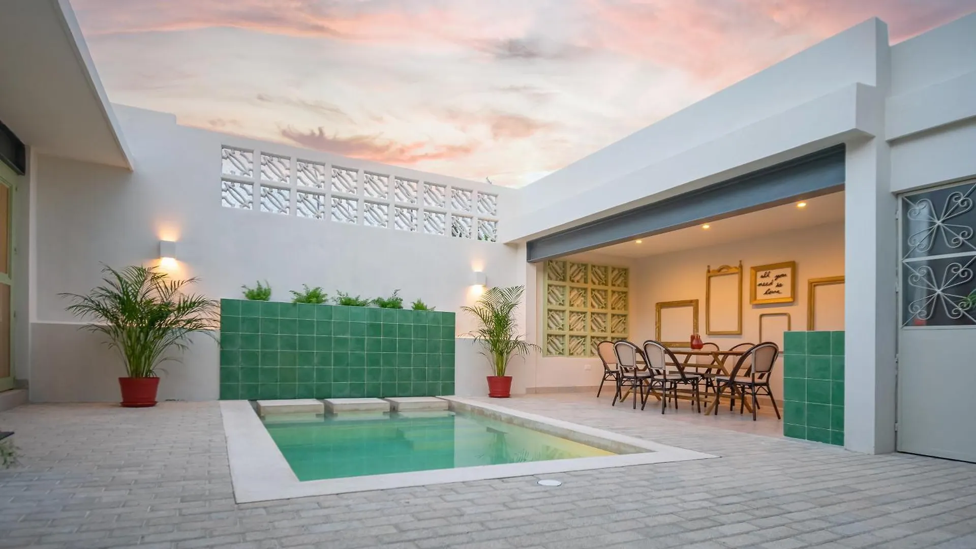 Quaint! Ample 4 Bedroom 4Bathroom, Pool, Wifi, One Block From Park Aleman Merida
