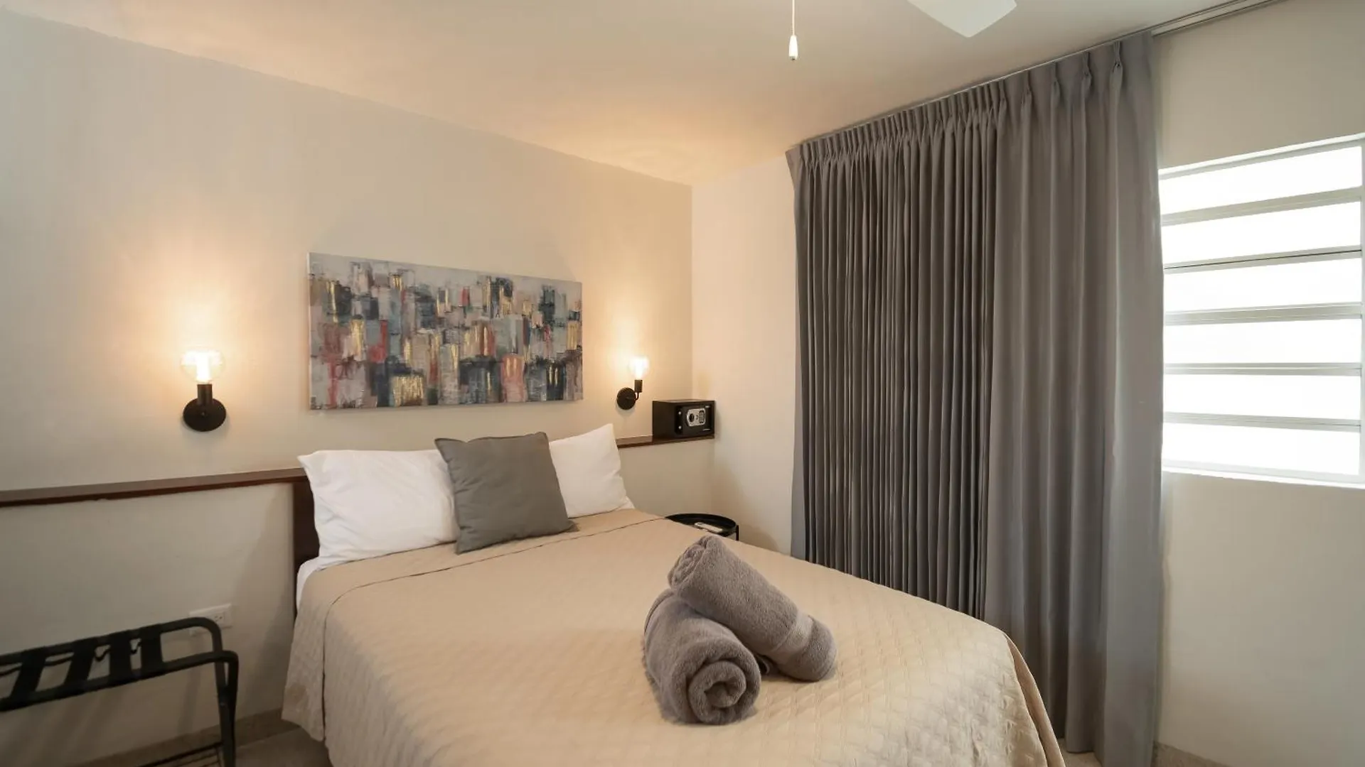 Quaint! Ample 4 Bedroom 4Bathroom, Pool, Wifi, One Block From Park Aleman Merida Holiday home