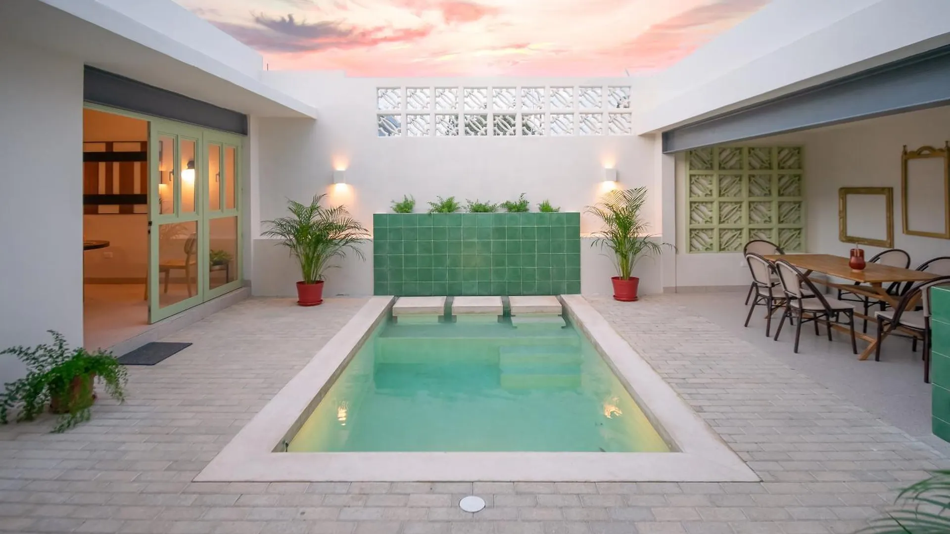 Quaint! Ample 4 Bedroom 4Bathroom, Pool, Wifi, One Block From Park Aleman Merida Holiday home