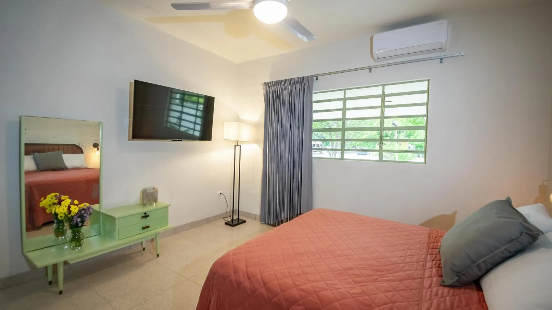 Quaint! Ample 4 Bedroom 4Bathroom, Pool, Wifi, One Block From Park Aleman Merida Holiday home