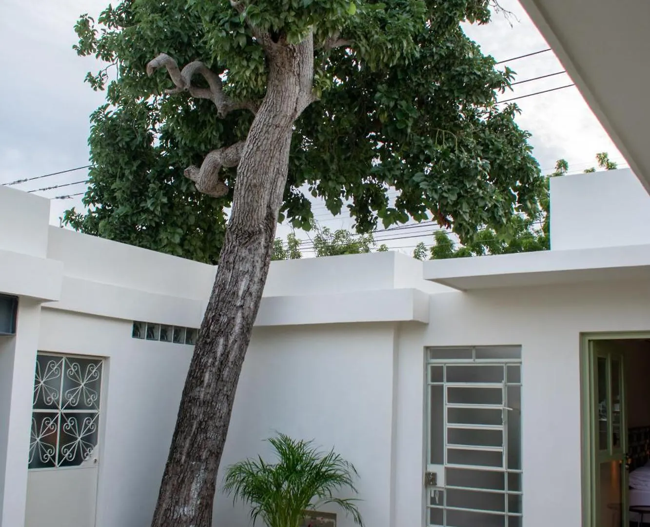 Quaint! Ample 4 Bedroom 4Bathroom, Pool, Wifi, One Block From Park Aleman Merida Holiday home