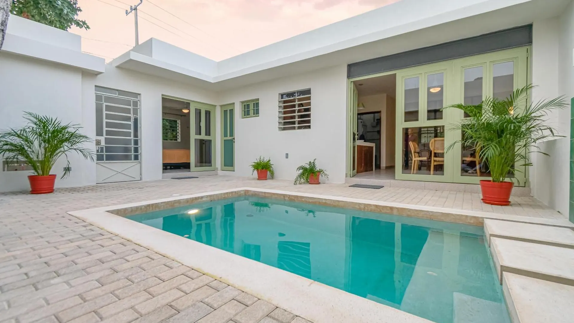 Holiday home Quaint! Ample 4 Bedroom 4Bathroom, Pool, Wifi, One Block From Park Aleman Merida Mexico