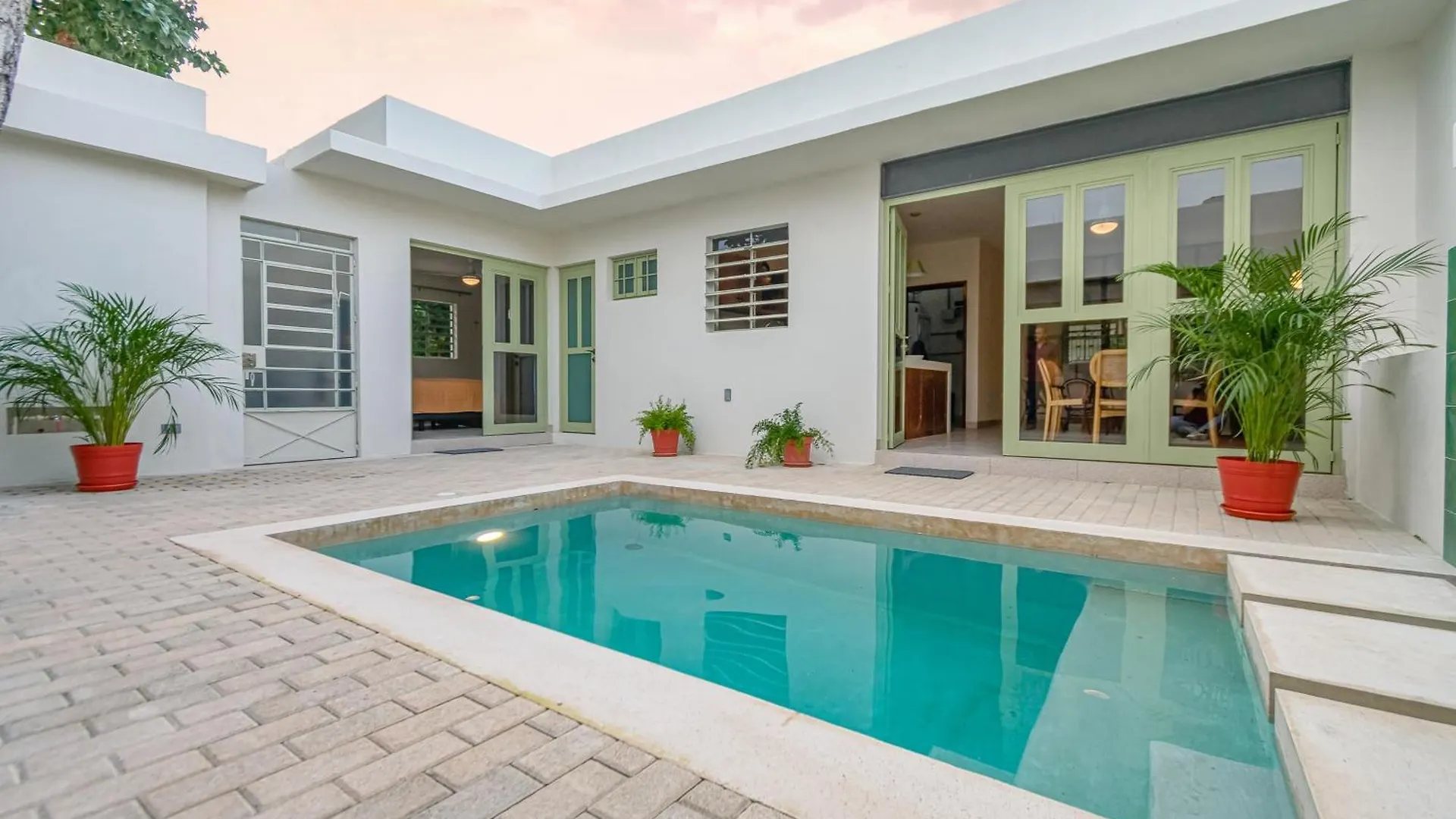 Quaint! Ample 4 Bedroom 4Bathroom, Pool, Wifi, One Block From Park Aleman Merida