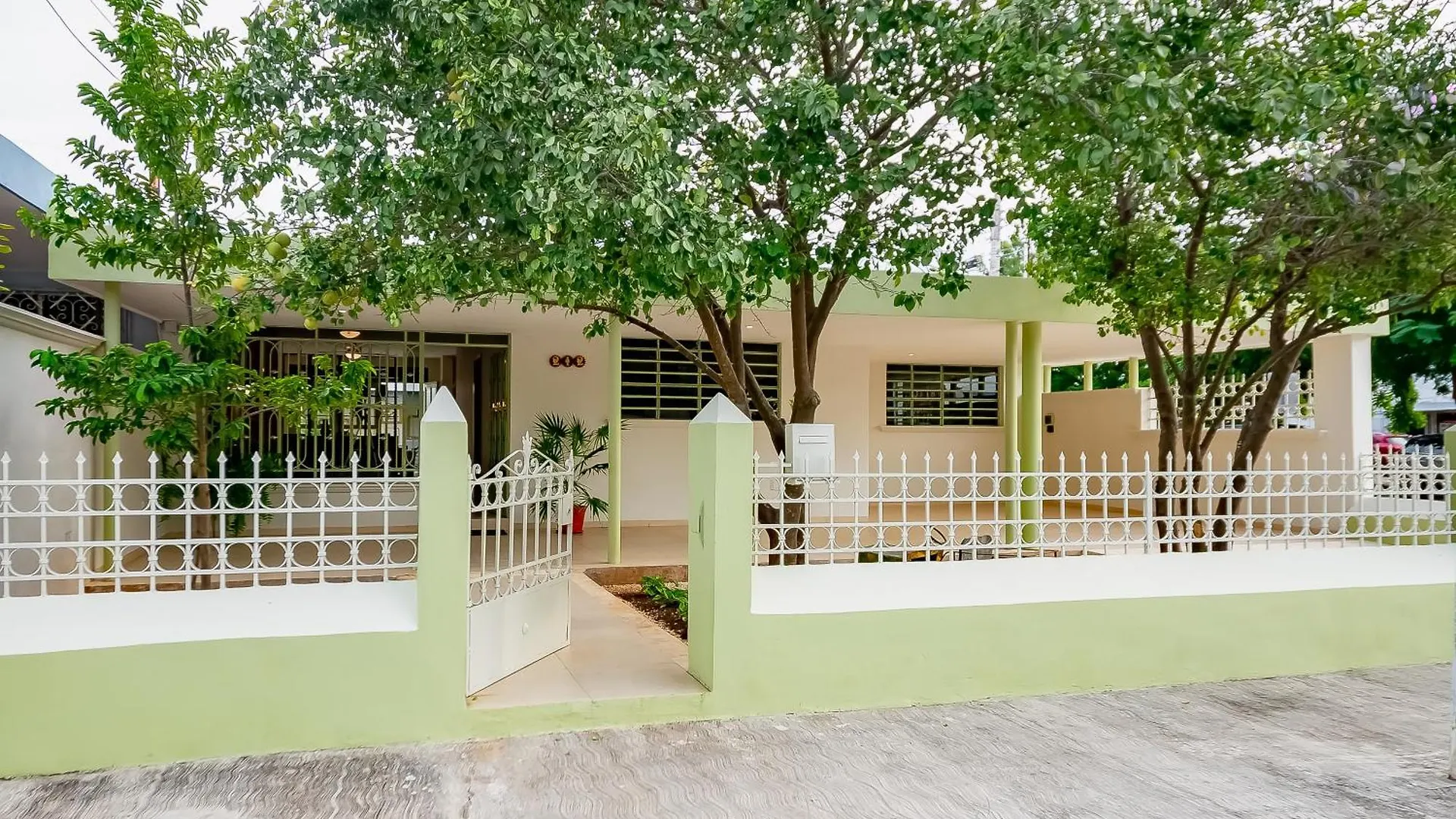 Quaint! Ample 4 Bedroom 4Bathroom, Pool, Wifi, One Block From Park Aleman Merida 0*,  Mexico