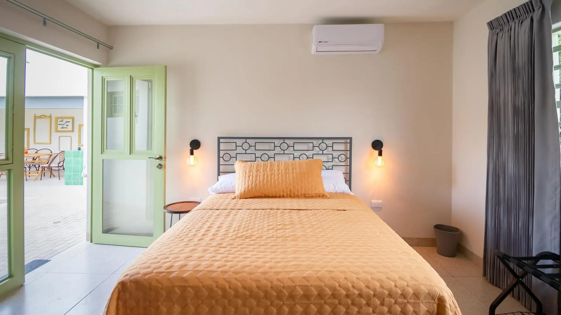 Quaint! Ample 4 Bedroom 4Bathroom, Pool, Wifi, One Block From Park Aleman Merida