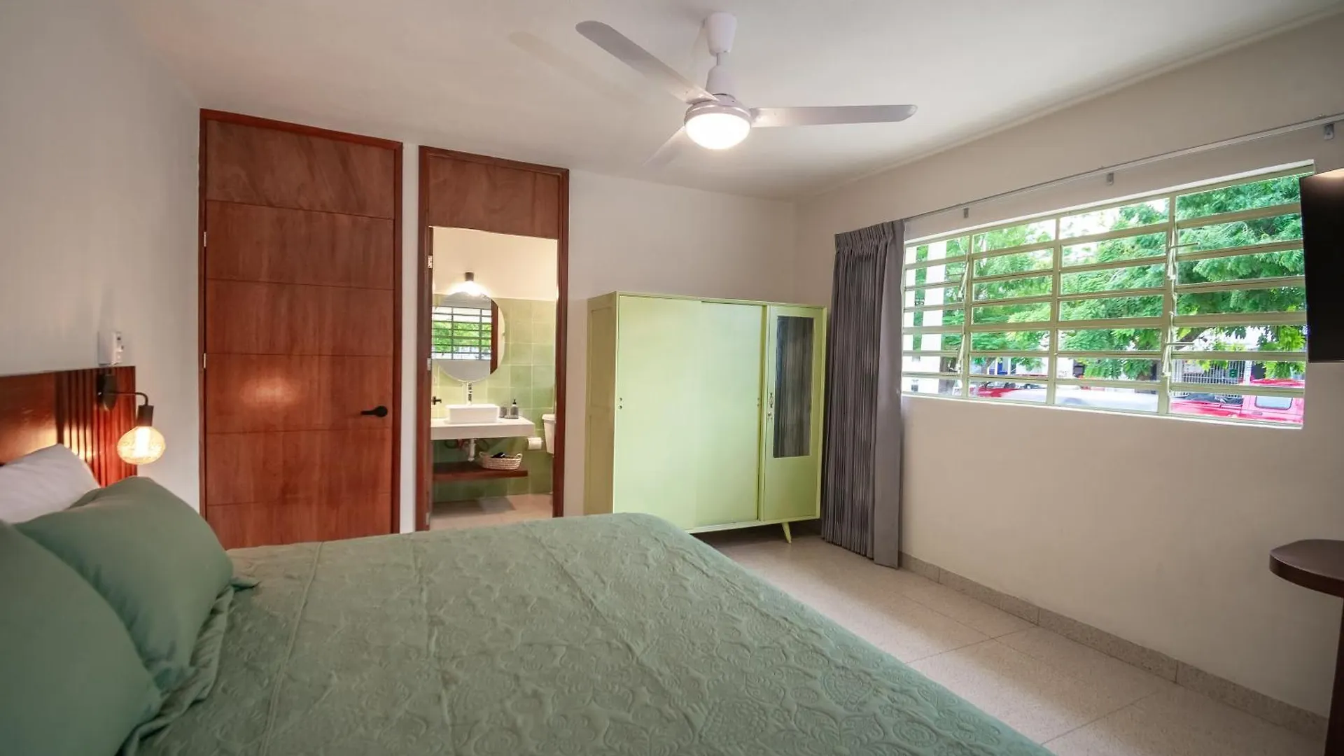 Quaint! Ample 4 Bedroom 4Bathroom, Pool, Wifi, One Block From Park Aleman Merida