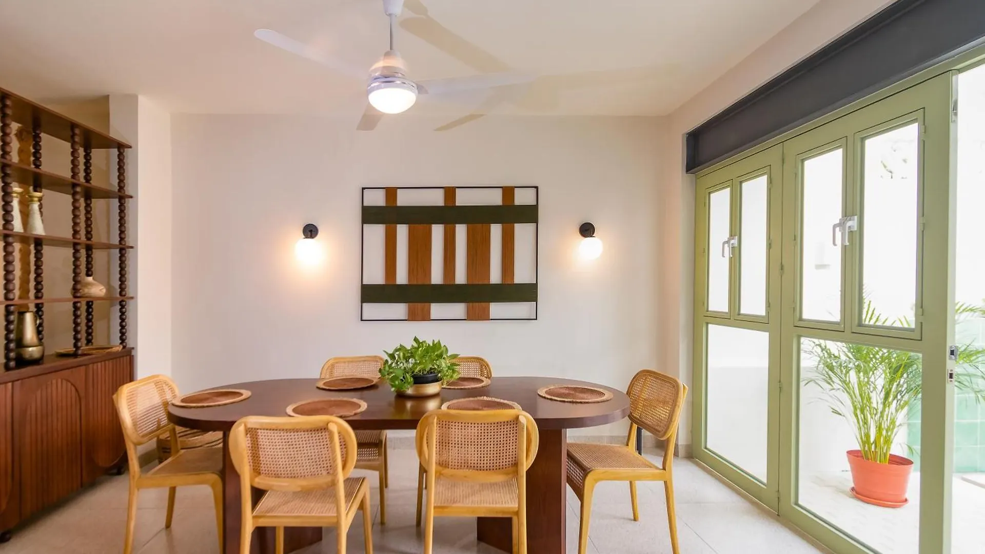 Quaint! Ample 4 Bedroom 4Bathroom, Pool, Wifi, One Block From Park Aleman Merida Holiday home