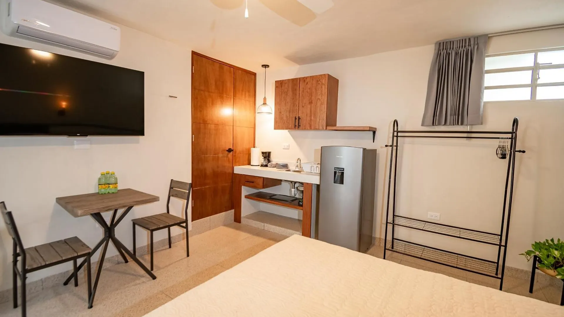 Quaint! Ample 4 Bedroom 4Bathroom, Pool, Wifi, One Block From Park Aleman Merida