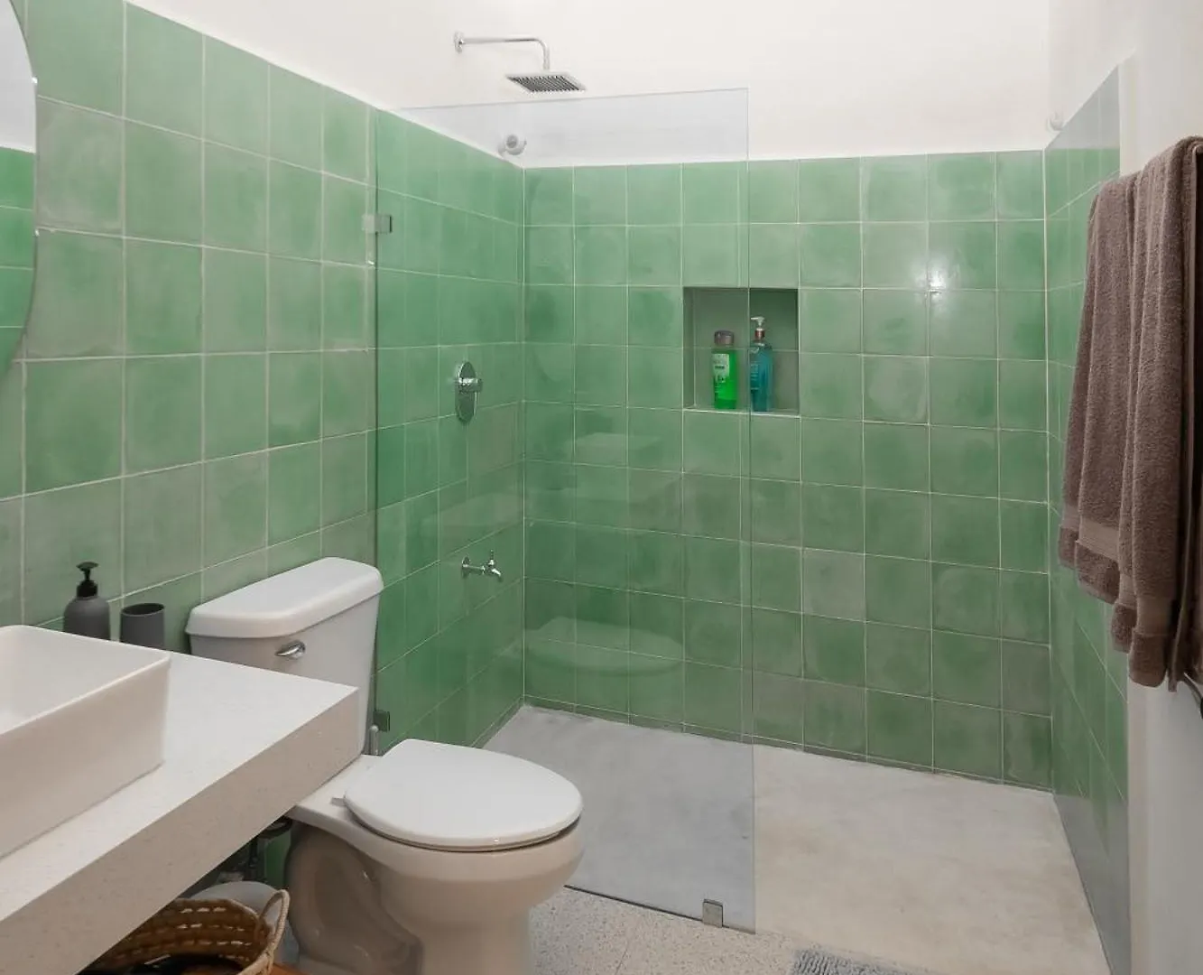 Quaint! Ample 4 Bedroom 4Bathroom, Pool, Wifi, One Block From Park Aleman Merida