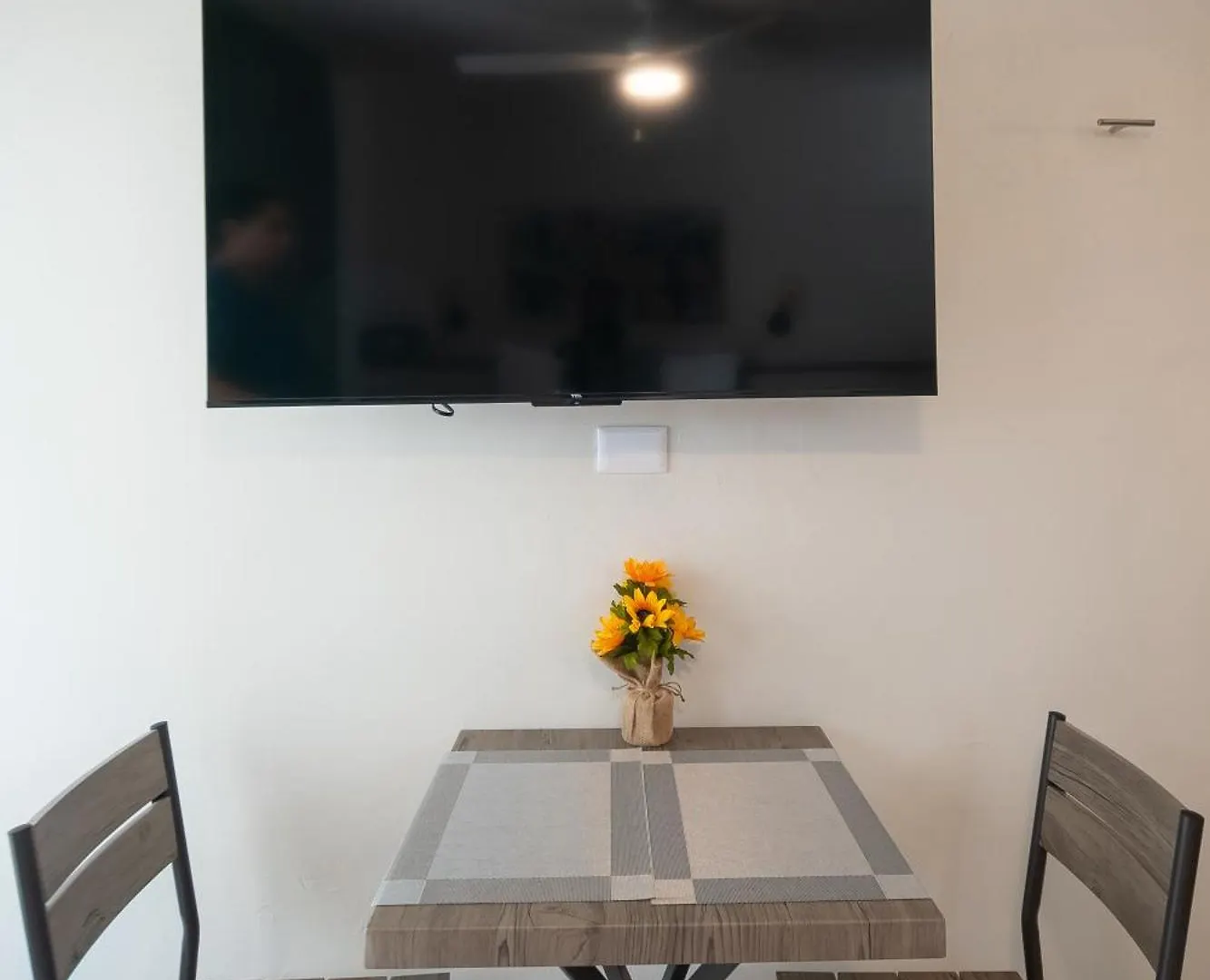 Quaint! Ample 4 Bedroom 4Bathroom, Pool, Wifi, One Block From Park Aleman Merida