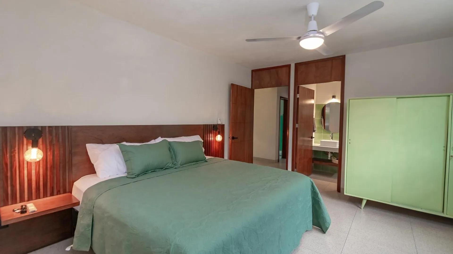 Quaint! Ample 4 Bedroom 4Bathroom, Pool, Wifi, One Block From Park Aleman Merida Mexico