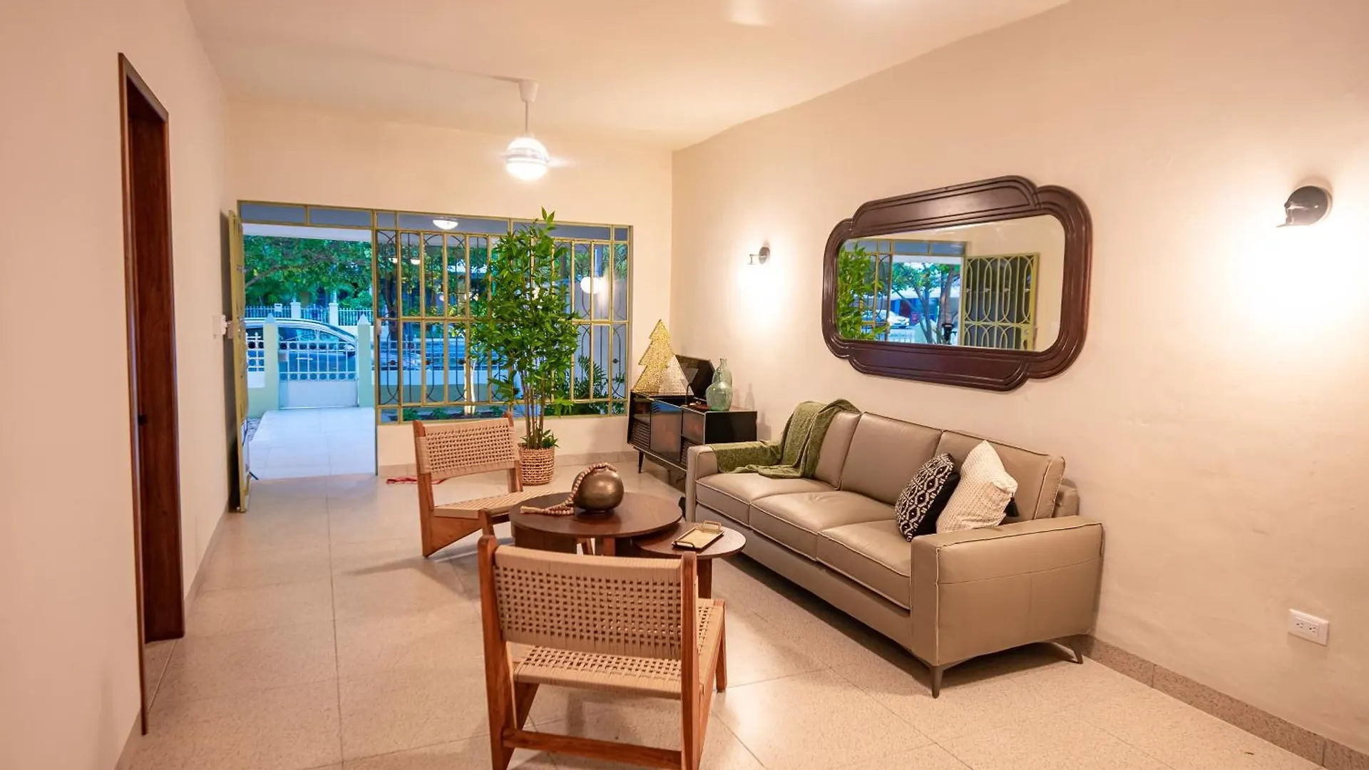 Holiday home Quaint! Ample 4 Bedroom 4Bathroom, Pool, Wifi, One Block From Park Aleman Merida Mexico
