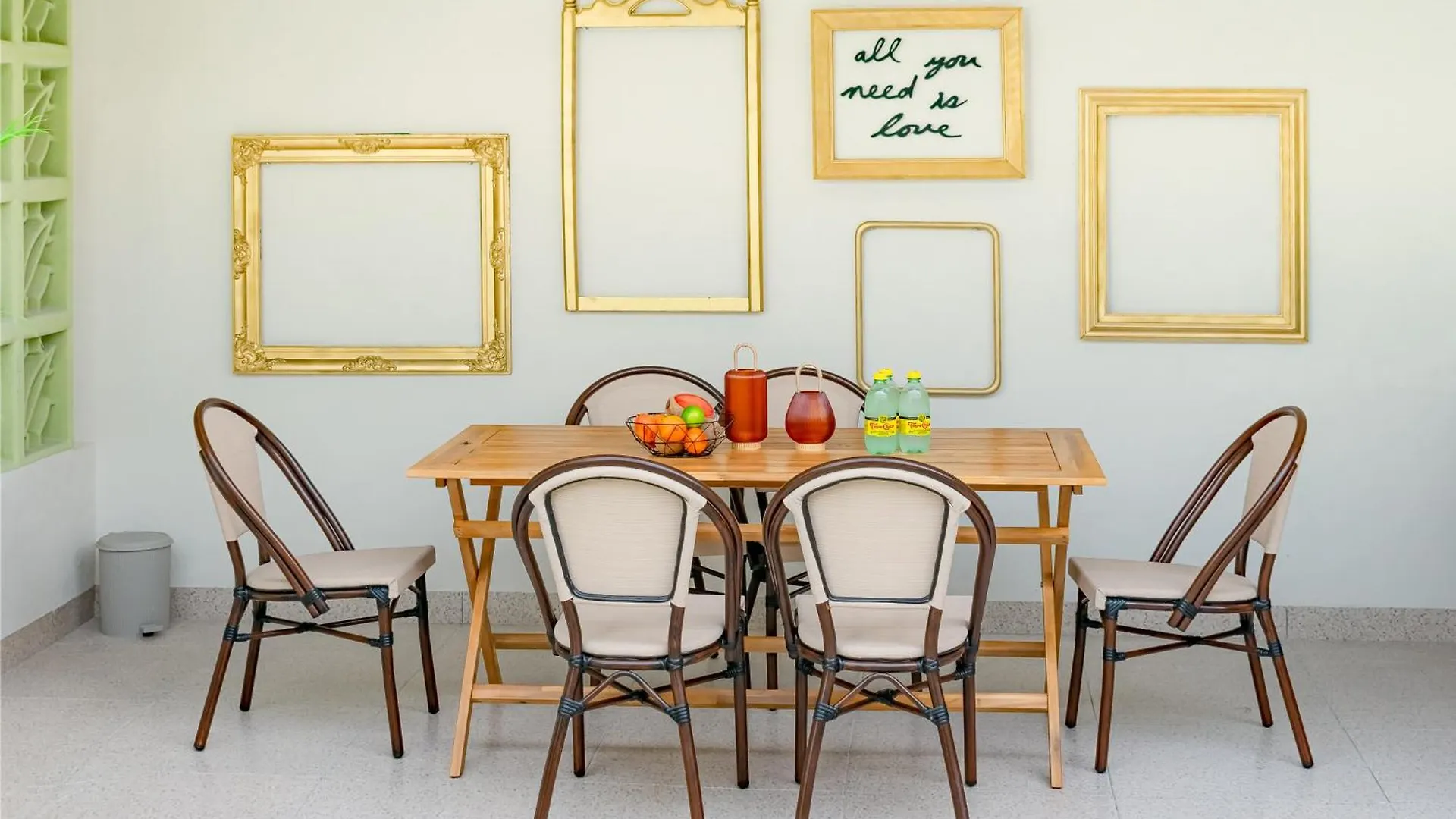 Quaint! Ample 4 Bedroom 4Bathroom, Pool, Wifi, One Block From Park Aleman Merida Holiday home